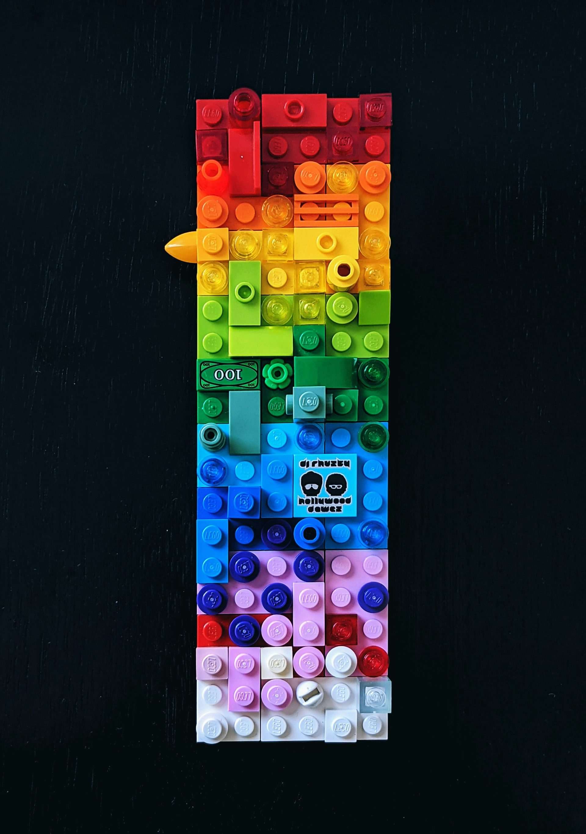 iPhone-Bildschirm in verschiedenen Farben auf schwarzer Oberfläche